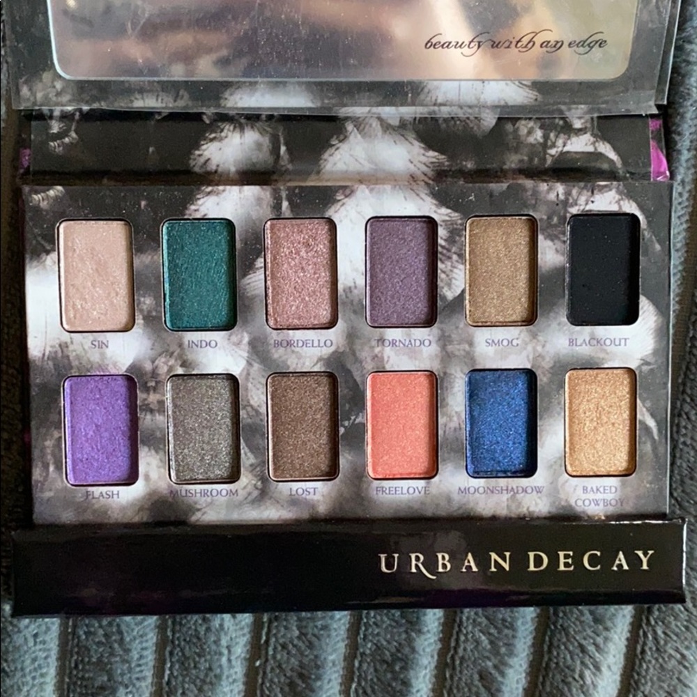 BRAND NEW - Urban Decay “Shadow Box” palette 🎨